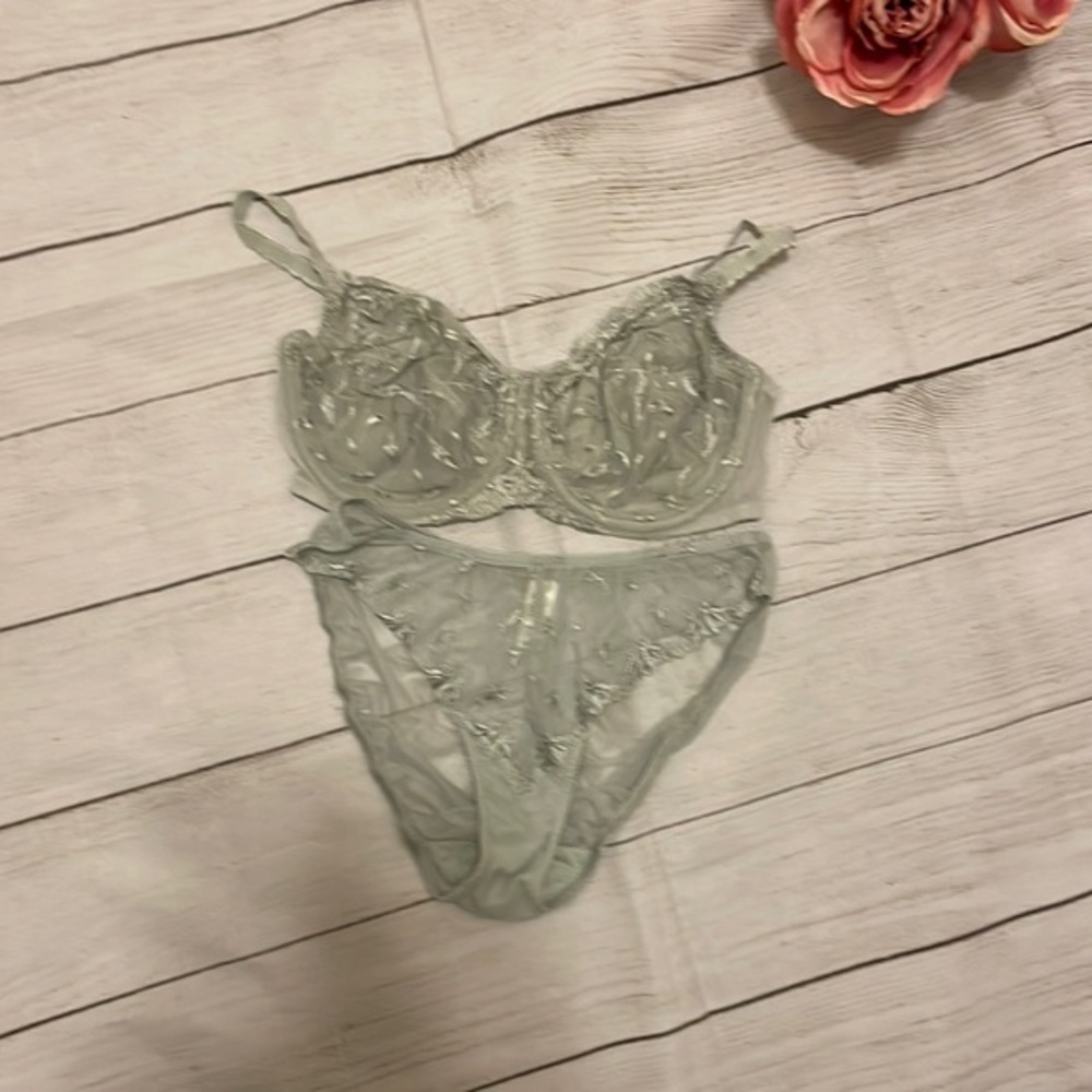 Women’s Vintage Victorias Secret Gray bra w/coordinating panty. Sizes 38…​​​